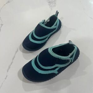 Youth 9-10 Toddlers water shoes  Childern’s place baby blue on dark blue